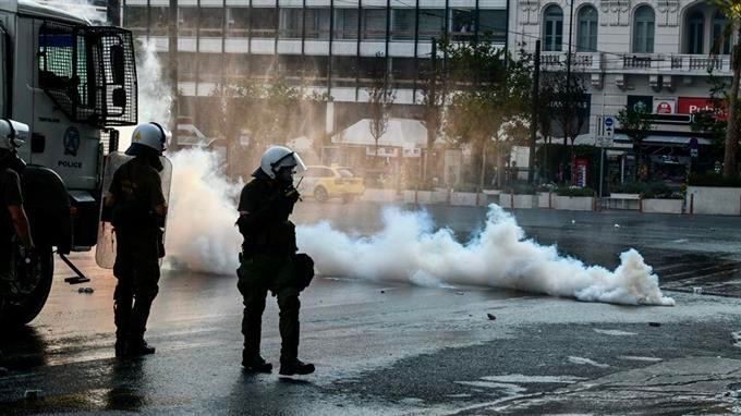 В Афинах полиция применила слезоточивый газ на митинге против вакцин.