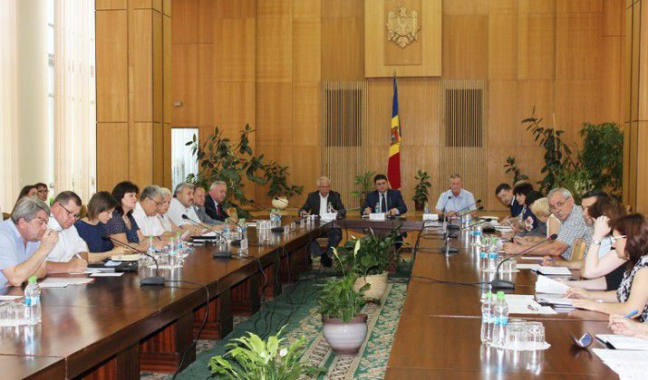 Министр экономики провел встречу с представителями профсоюзов.