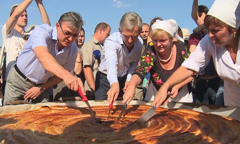 Готовили плацинду профессиональные повара, а помогали им члены кабмина и депутаты.