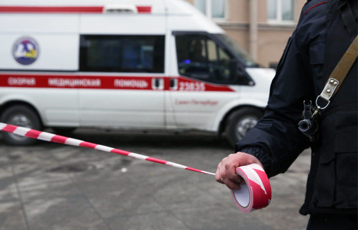 Еще на одной станции петербургского метро найдено взрывное устройство.