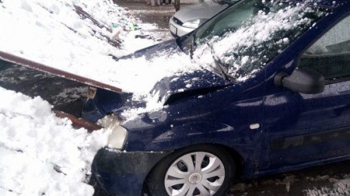 Două maşini, grav avariate, după ce un acoperiş a căzut peste ele