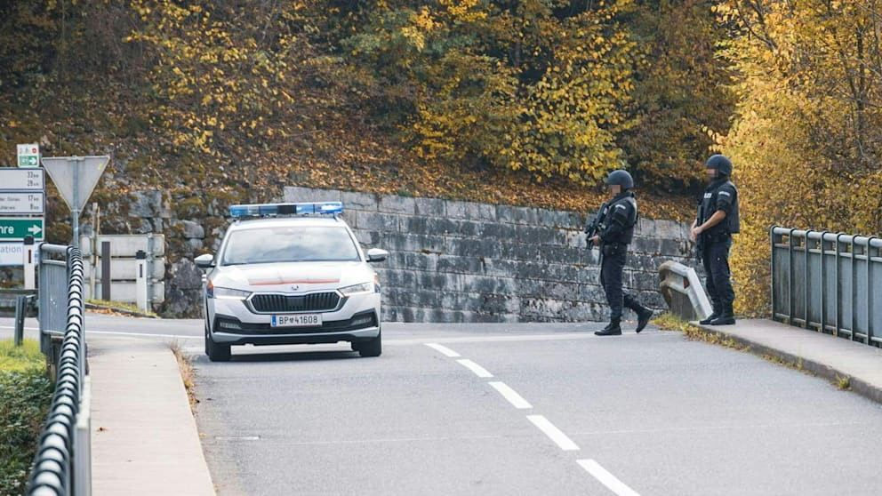 Un bărbat înarmat, căutat în Austria. A ucis un primar de comună.