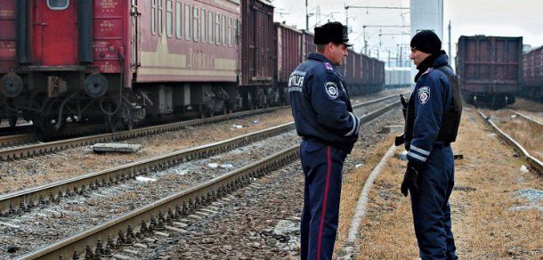 Potrivit militarilor din oraş, portul, considerat o poziţie-cheie, nu se află în pericol. Foto: EPA / SERGEI KOZLOV
