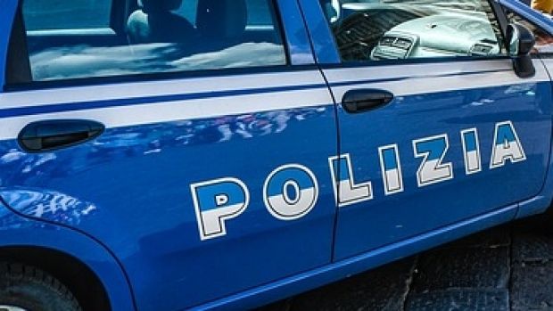 Un transsexual din România a fost găsit mort la Roma, cu un cuțit înfipt în piept, poliția bănuind că este vorba despre o crimă.