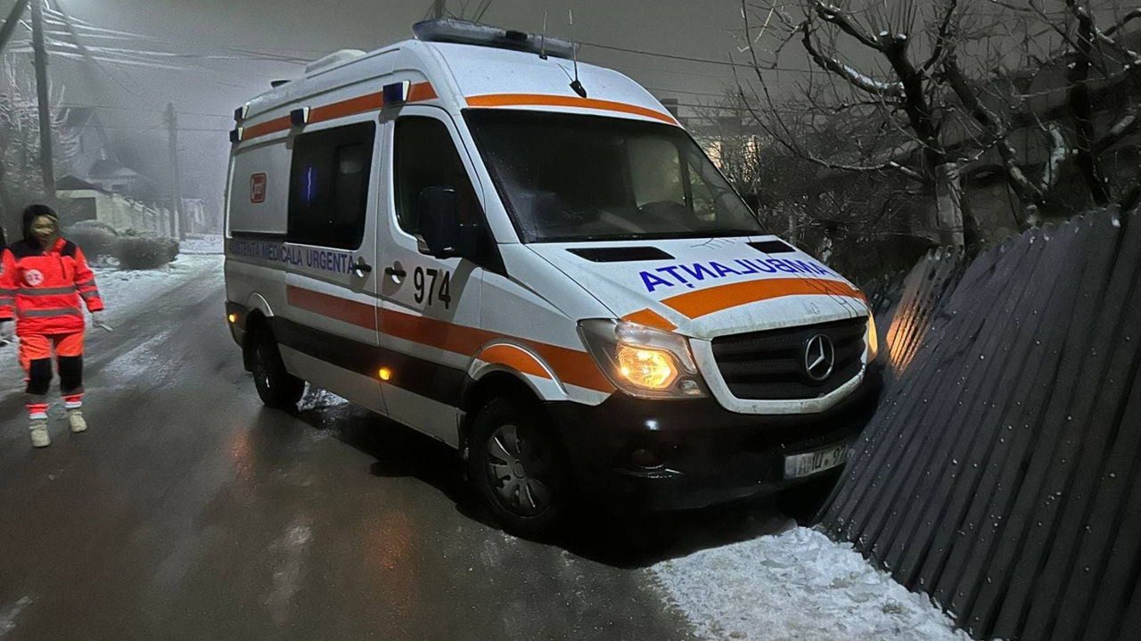 Poleiul a paralizat traficul rutier: Salvatorii au tractat mai multe ambulanțe și mașini blocate.
