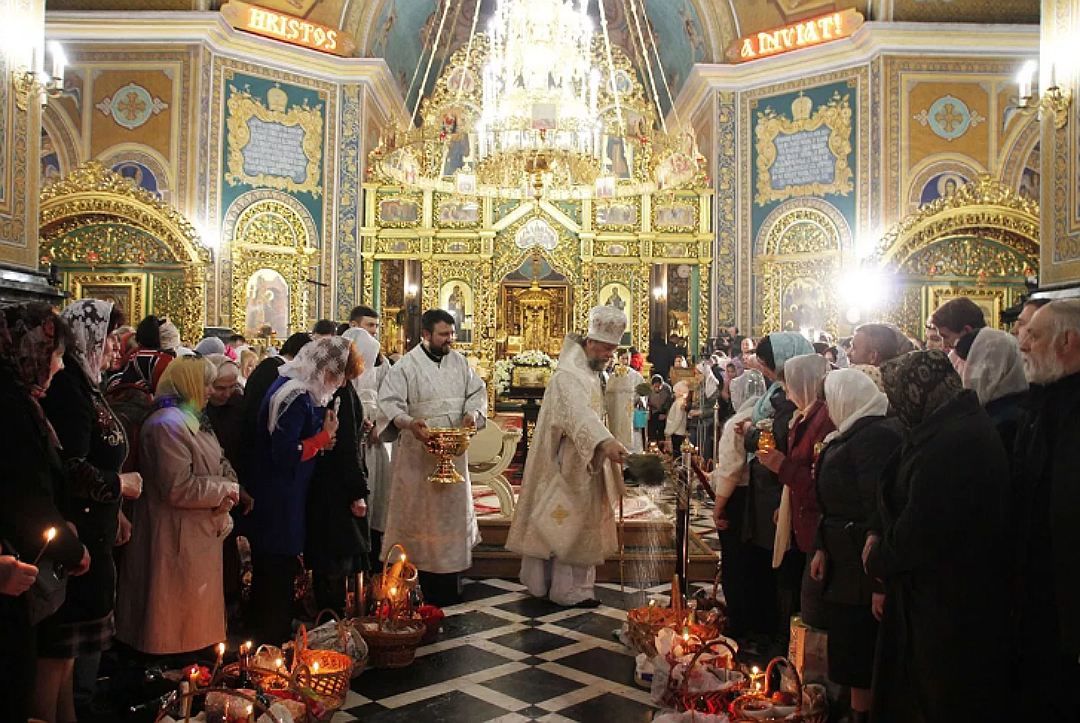 Девять из десяти молдаван, обычно, каждый год ходят в церковь, чтобы освятить куличи.