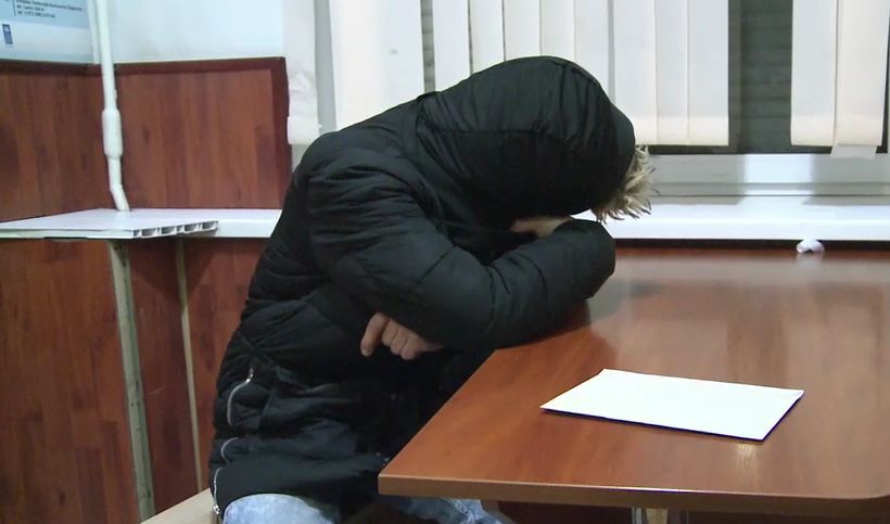 На допросе молодой человек признался, что пакет с веществом должен был передать знакомому. 