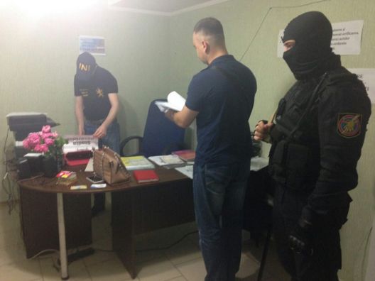В офисах, домах и автомобилях вероятных сообщников были проведены обыски.