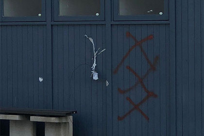 Граната была прикреплена скотчем к зданию, а рядом с устройством были нарисованы три красных креста.