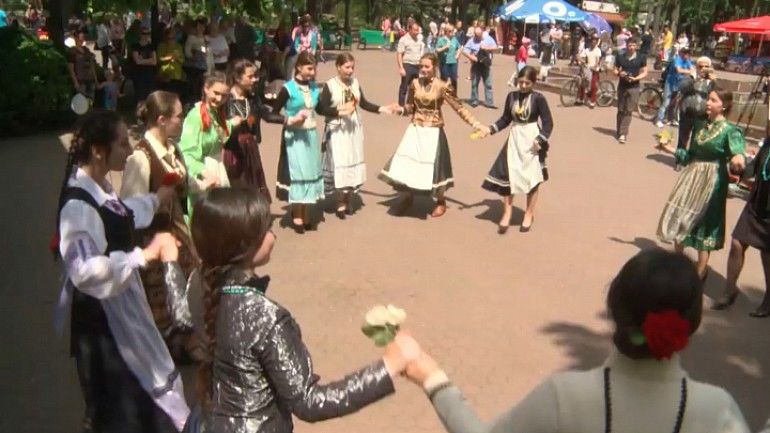 Посетителей развлекали песнями танцами, вином и блюдами традиционной  кухни.