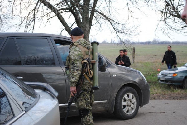 В народном ополчении заявляют, что аэропорт Краматорска штурмовал «Правый сектор» и иностранцы.