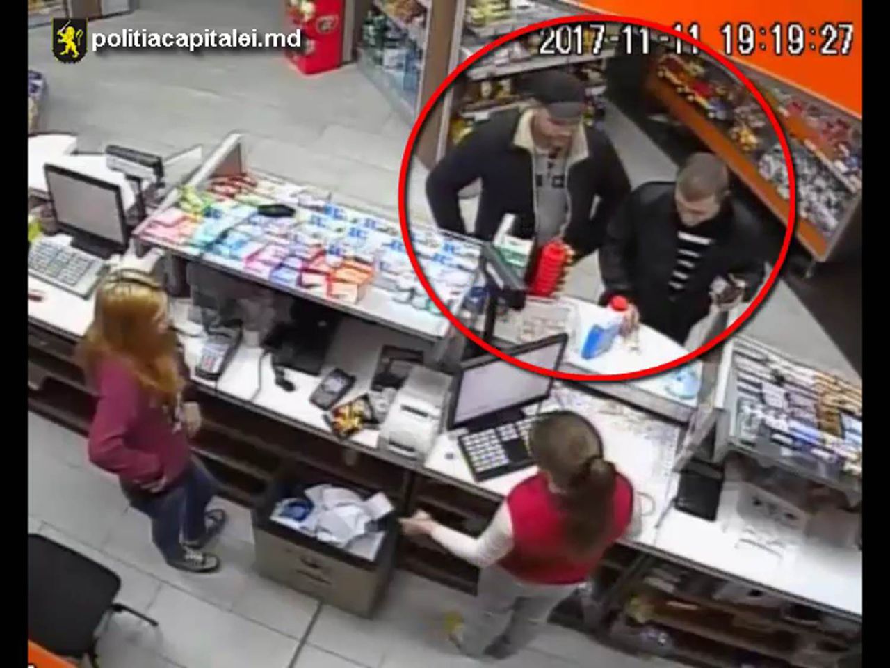 Poliția îi caută: Au furat un portmoneu la terasa unei stații peco