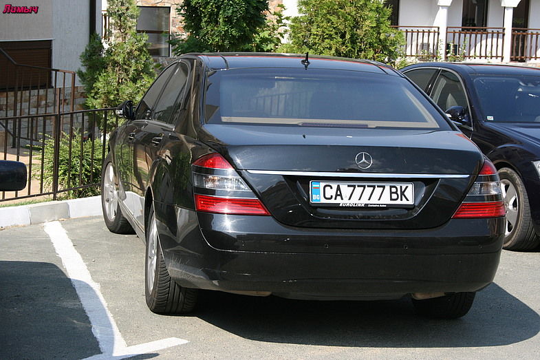 Mai mult, şoferii care conduc mașini înmatriculate în Bulgaria pe numele unor cetățeni bulgari care au și alte mașini sunt nevoiți să scoată din buzunare sute de euro pentru asigurările obligatorii.