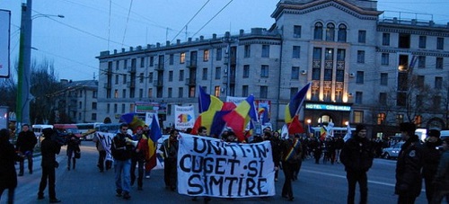 После спектакля в театре Ginta Latină, в 19.00, на площади Великого Национального Собрания начнутся концерт и Hora Unirii.