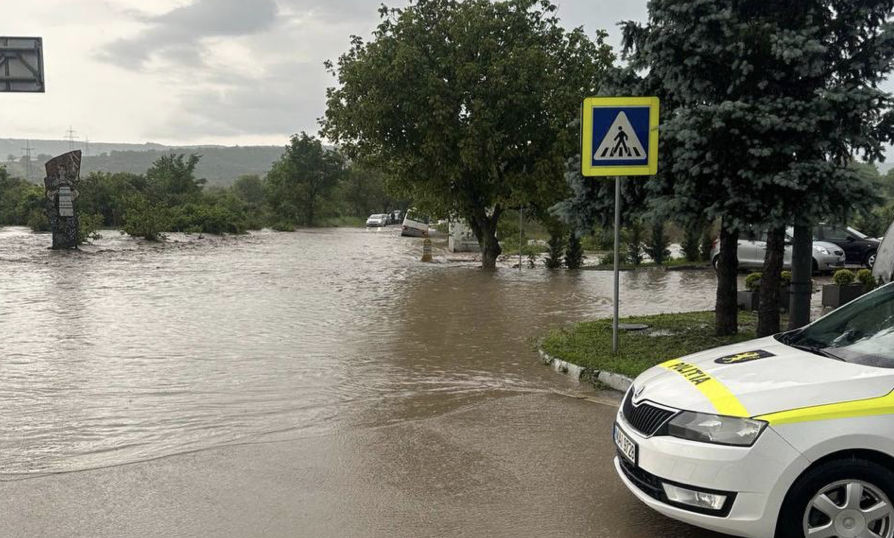 Сильные дожди парализовали движение в Кишиневе и затопили хозяйства в районах страны.