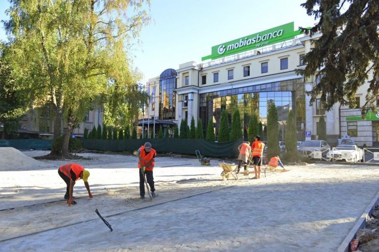 Продолжаются работы по восстановлению сквера Михая Эминеску.