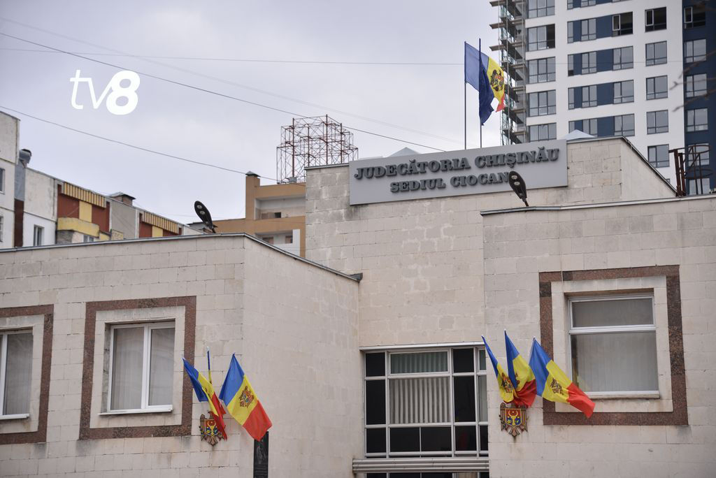 Неизвестный сообщил о бомбе в здании суда на Чеканах.