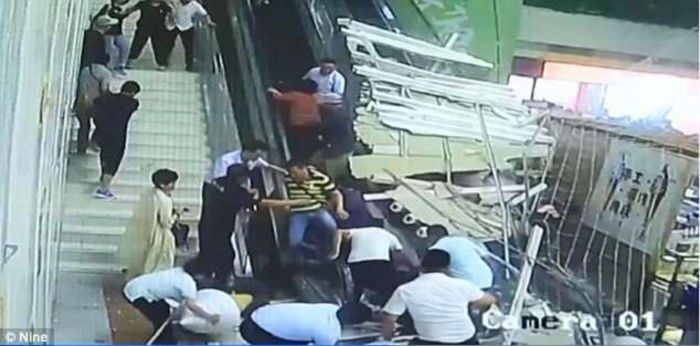 Причины обрушения потолка выясняются.