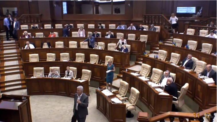 ПКРМ и ЛП покинули заседание парламента в знак протеста.
