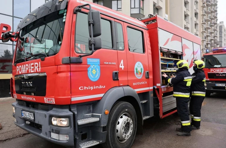 O tânără de 26 de ani care atârna la geam, salvată de pompieri.