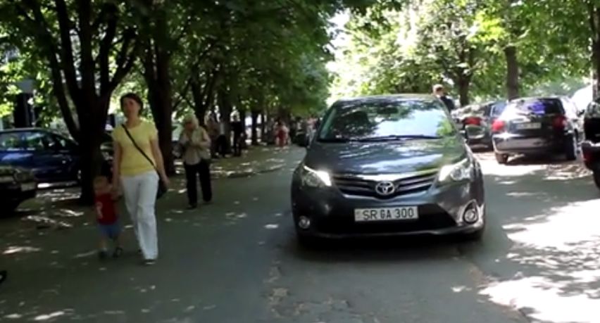 Автолюбители не понимают, что машина на тротуаре - огромная опасность для малышей.