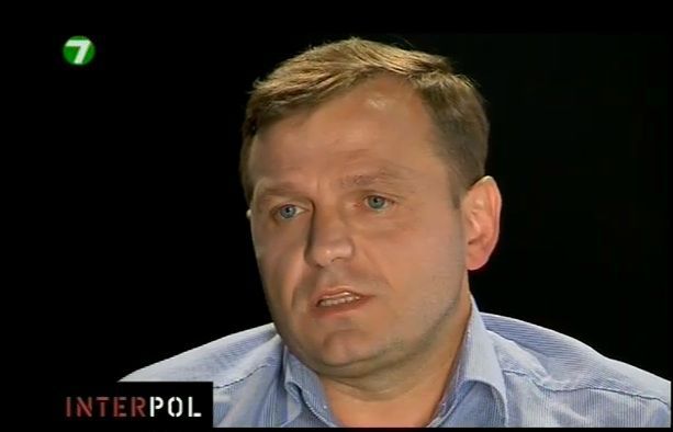 По словам Нэстасе, люди на площади не хотят встревать в политику.