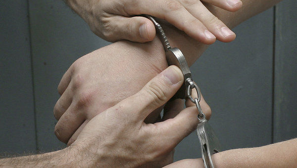 Двух прокуроров и полицейских задержали по подозрению в пассивной коррупции.