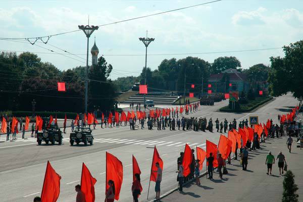 По площади проследуют более полутора тысяч военных различных родов войск в 32 расчетах.  Фото: dprpmr.com