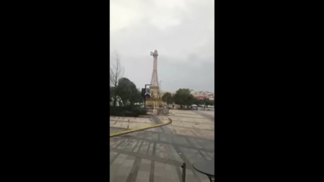 Vântul a luat pe sus o copie a Turnului Eiffel din China.