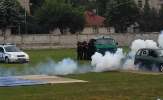 В Болгарии трое детей пострадали при взрыве гранаты полицейских на стадионе.