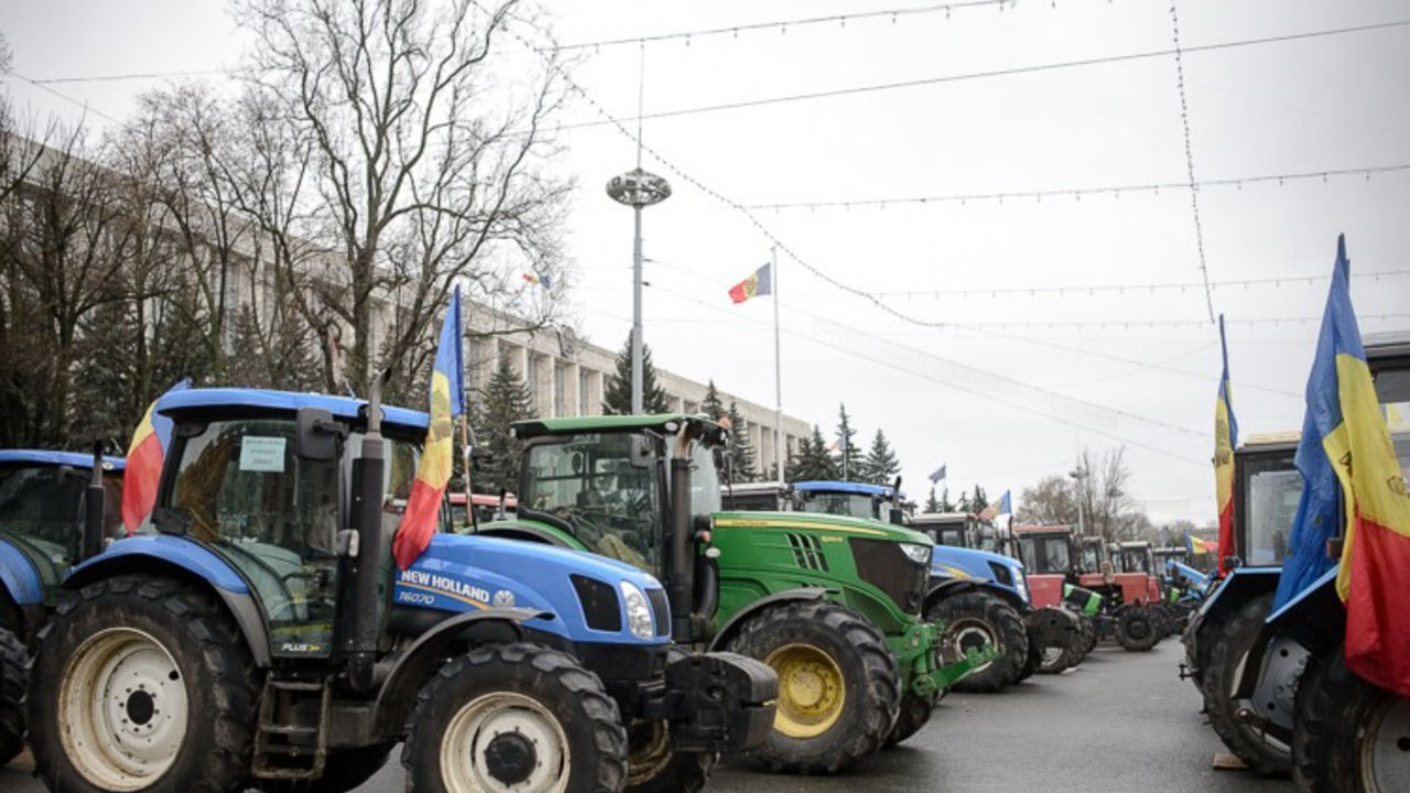 Fermierii cer plata urgentă a subvențiilor restante.