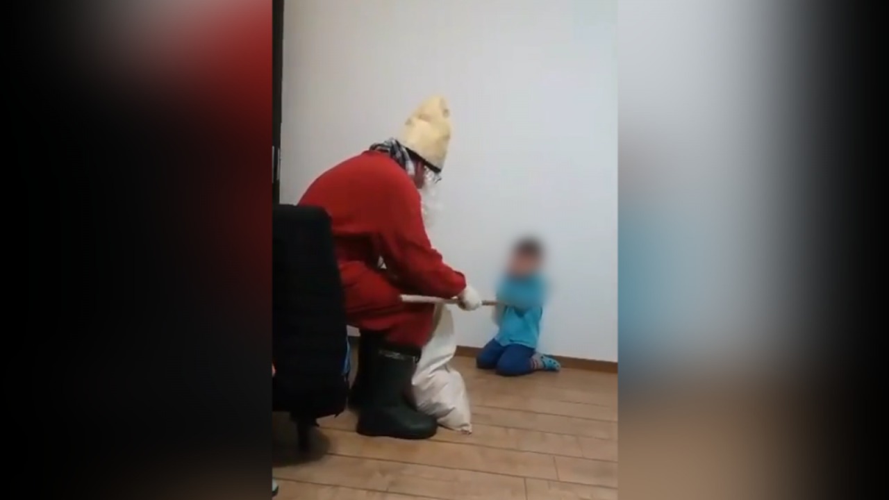 România: Tatăl vitreg deghizat în Moș Crăciun umilește copilul