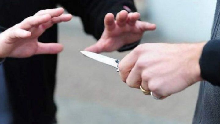 В Каушанах мужчина пригрозил ножом полицейским после замечания правильно надеть маску.