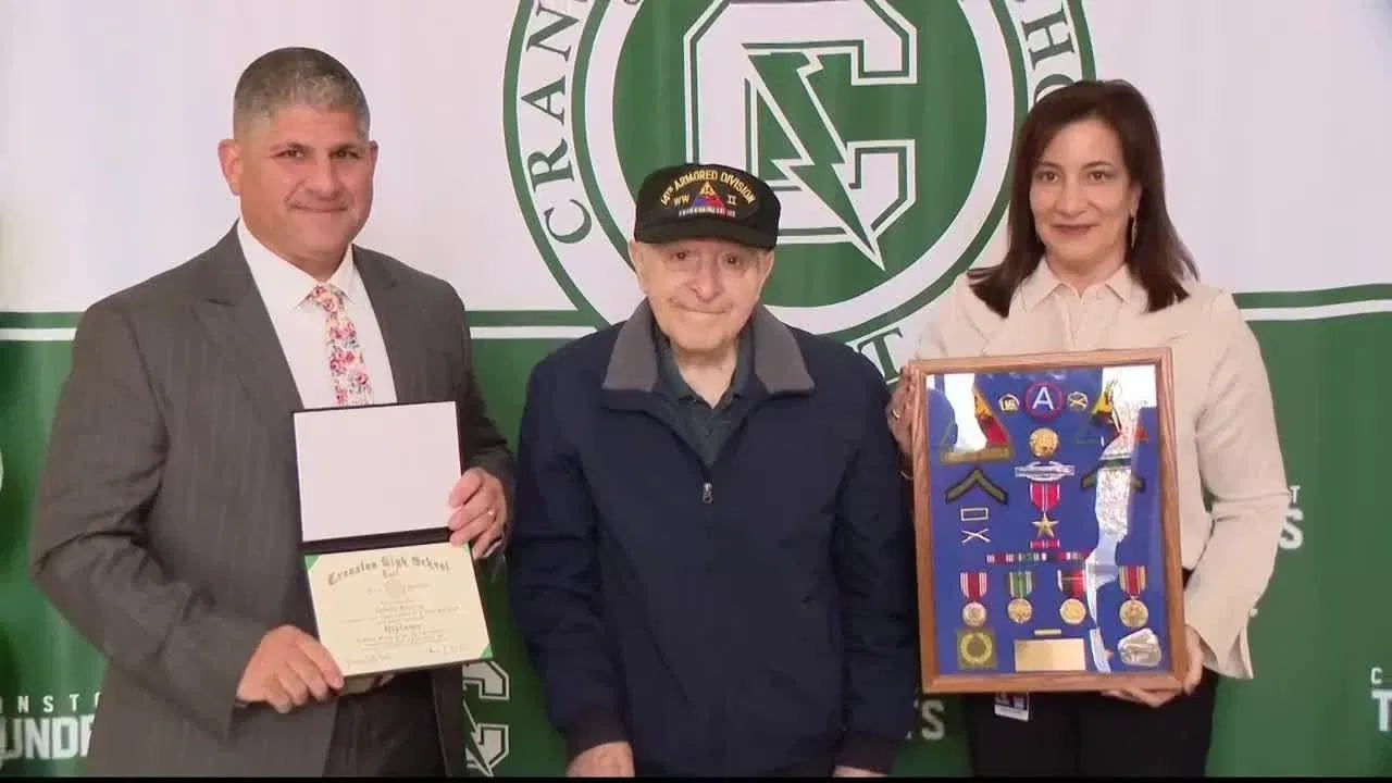Un american a absolvit oficial școala medie la vârsta de 98 de ani.