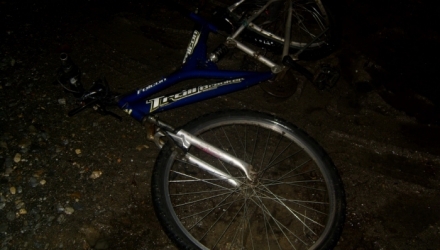 Tânărul se plimba cu bicicleta și a fost lovit de un automobil. Șoferul a fugit de la fața locului.