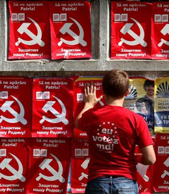 Legea care interzice simbolurile comuniste a fost votata in iulie 2012, la propunerea liberalilor.