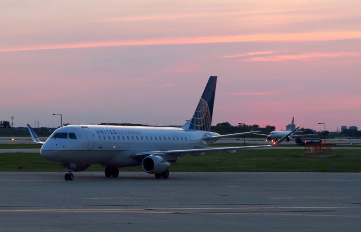 Из-за сбоя сотрудники United Airlines вынуждены вручную выписывать пассажирские билеты.