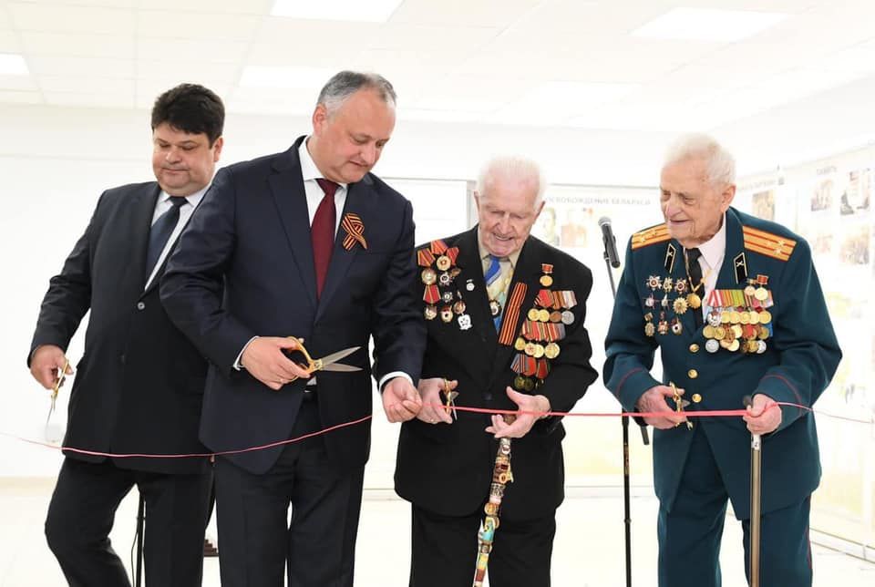 Додон открыл фотовыставку, посвященную победе над фашизмом.