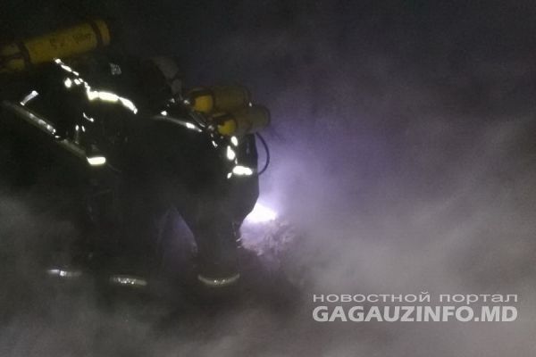 К моменту прибытия пожарных в горящем доме в Баурчи начал падать потолок.