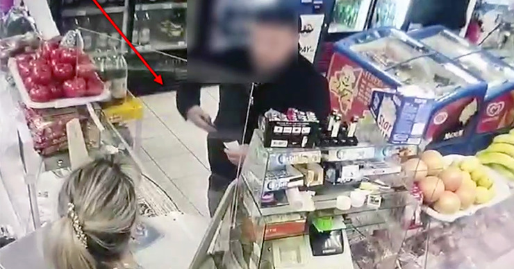 Момент кражи телефона в магазине попал на видео.