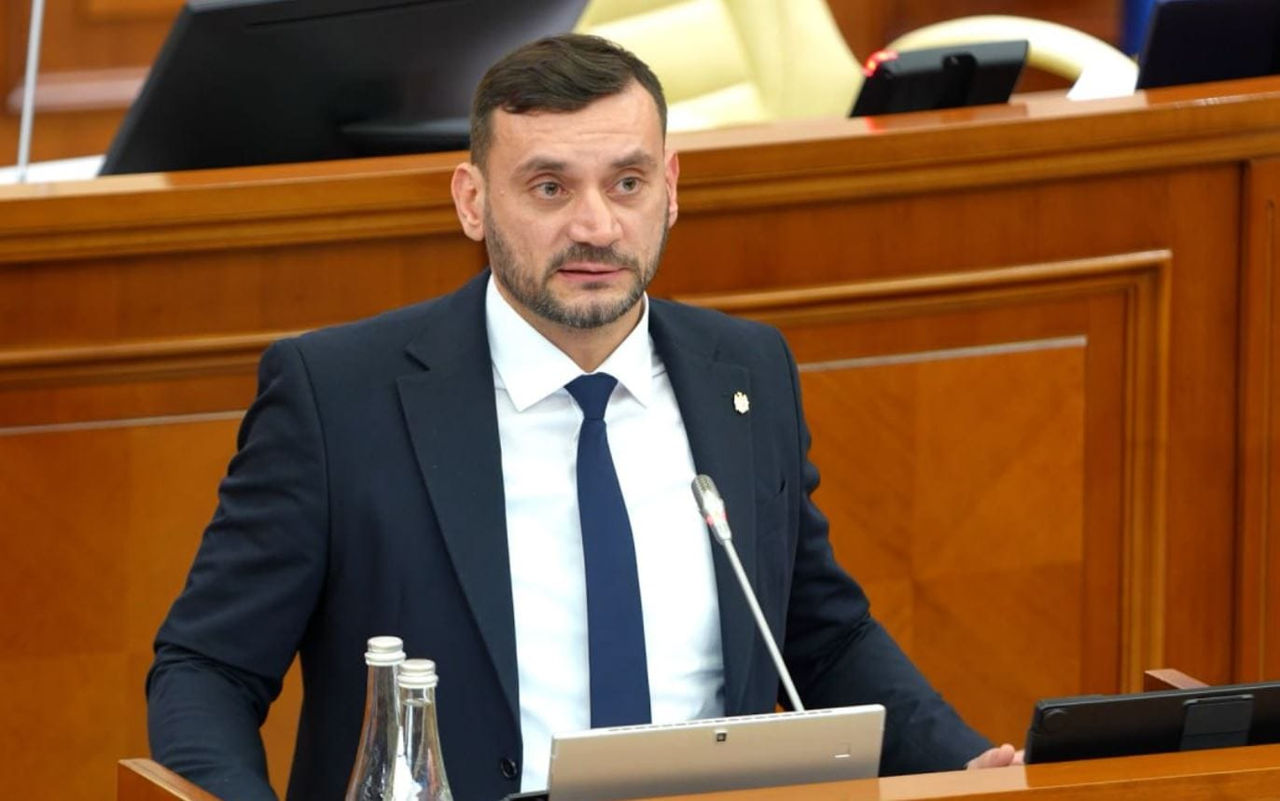 Депутат: Чиновники от образования будут получать почти в 3 раза больше, чем педагоги.