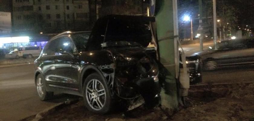 O maşină Porsche Cayenne care se deplasa cu viteză excesivă s-a tamponat într-un stâlp. Foto: smotra.md