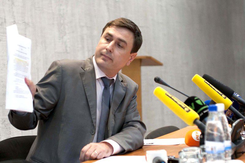 Ioniță explică faptul că existe două cifre importante în tot acest caz – suma de 250 de milioane de dolari pe care Filat a estorcat-o de la Shor și cifra de un miliard de dolari, gaura din sistemul bancar.