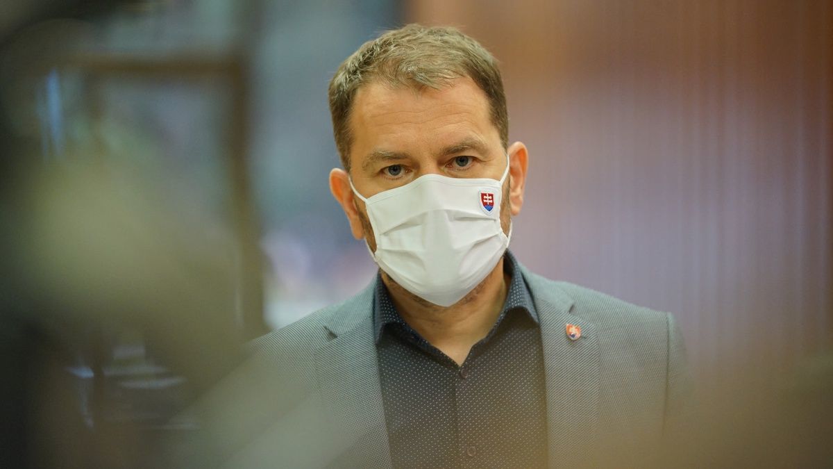 Премьер Словакии согласился поменяться должностями с главой минфина.