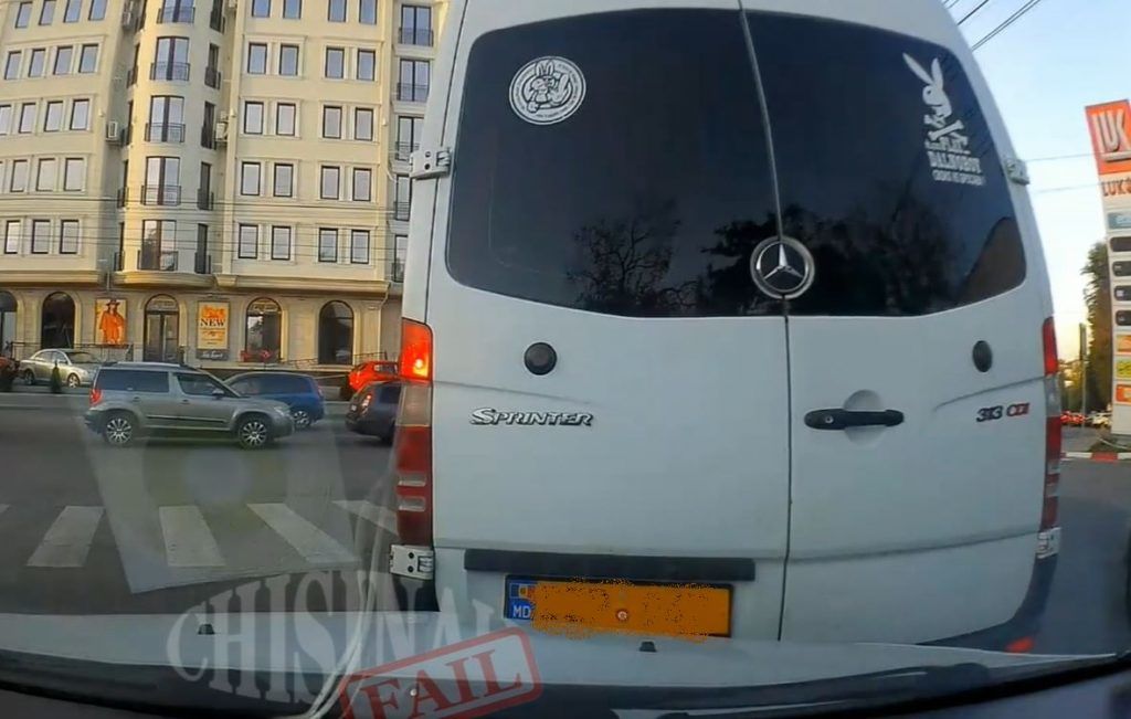 Водитель маршрутки повредил автомобиль и скрылся с места происшествия.