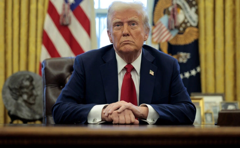 Trump a declanșat oficial un război tarifar cu China, Mexic și Canada.