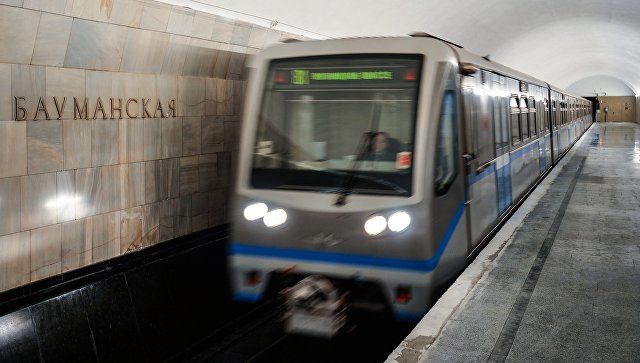В московском метро у пассажира задымился аккумулятор.