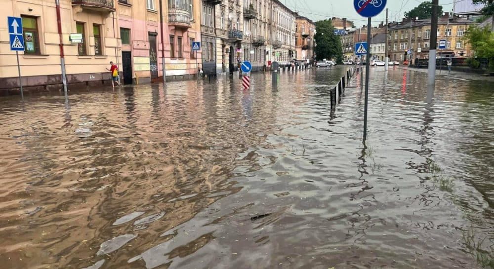 Ураган во Львове превратил улицы в реки и остановил электротранспорт.