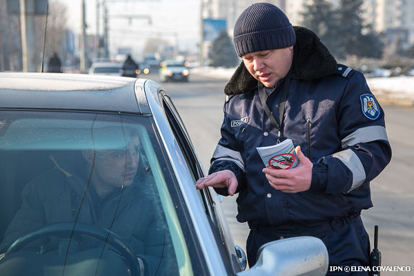 Inspectorii de patrulare le vor oferi șoferilor trași pe dreapta pliante cu informații despre pericolele consumului de alcool și îi vor îndemna să nu urce niciodată băuți la volan. 