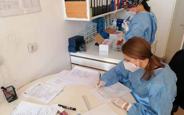 В Румынии коронавирус выявили еще у 1318 человек.